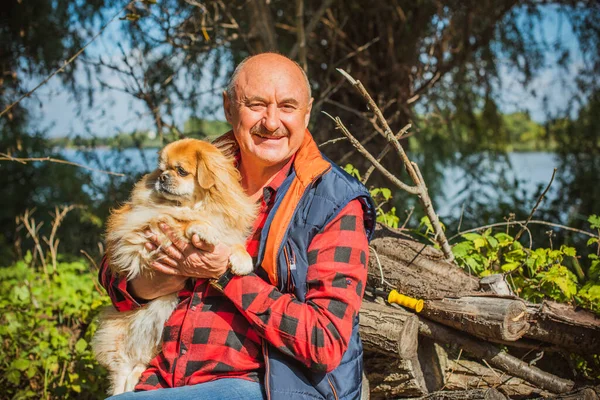 Kırmızı küçük köpeği olan yaşlı bir adam emekli, yaşlı insanların yaşam tarzı.