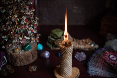 Masadaki sihirli özellik, büyücülük konsepti, mum ateşi, büyüler ve diğer ritüeller.