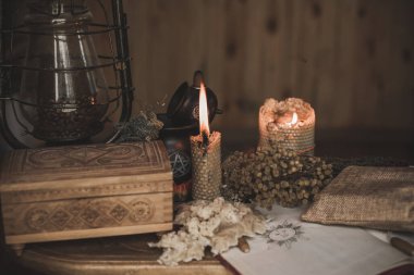 Masadaki sihirli özellik, büyücülük konsepti, mum ateşi, büyüler ve diğer ritüeller.