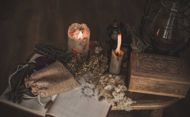 Masadaki sihirli özellik, büyücülük konsepti, mum ateşi, büyüler ve diğer ritüeller.