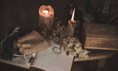Masadaki sihirli özellik, büyücülük konsepti, mum ateşi, büyüler ve diğer ritüeller.