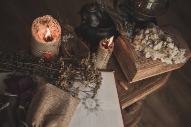 Masadaki sihirli özellik, büyücülük konsepti, mum ateşi, büyüler ve diğer ritüeller.