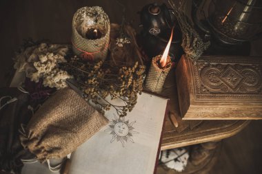 Masadaki sihirli özellik, büyücülük konsepti, mum ateşi, büyüler ve diğer ritüeller.