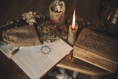 Masadaki sihirli özellik, büyücülük konsepti, mum ateşi, büyüler ve diğer ritüeller.