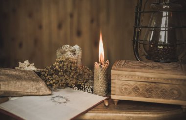 Masadaki sihirli özellik, büyücülük konsepti, mum ateşi, büyüler ve diğer ritüeller.