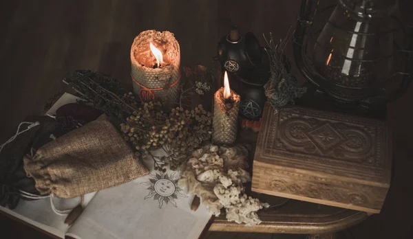 Masadaki sihirli özellik, büyücülük konsepti, mum ateşi, büyüler ve diğer ritüeller.