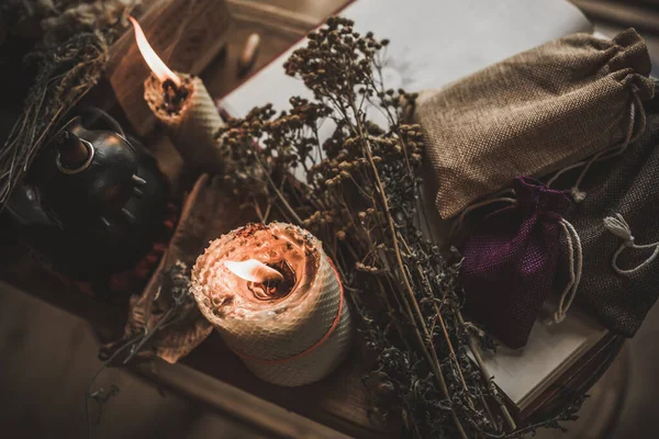 Masadaki sihirli özellik, büyücülük konsepti, mum ateşi, büyüler ve diğer ritüeller.