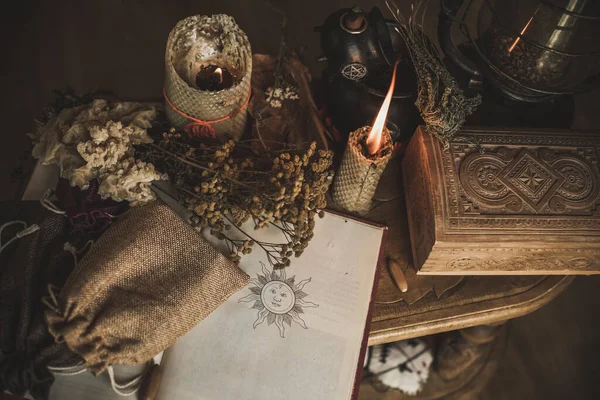 Magische Attribute Auf Einem Tisch Hexerei Konzept Kerzenfeuer Zaubersprüche Und — Stockfoto