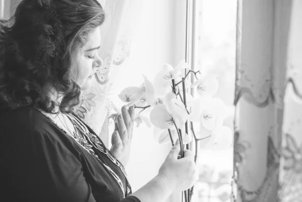 Mulher Meia Idade Frente Cortinas Olhando Para Vista Uma Janela — Fotografia de Stock