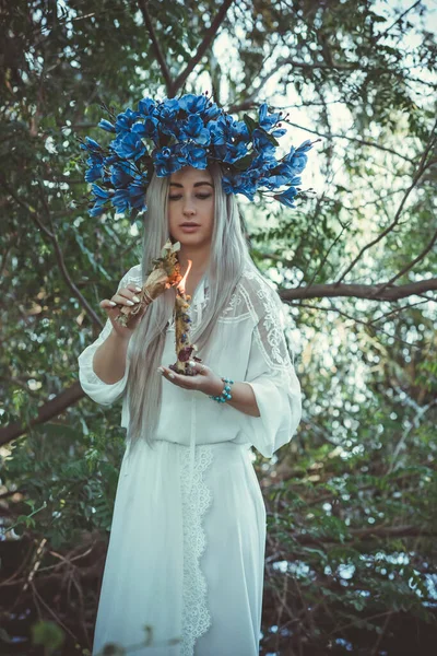 森の中の花の花輪で美しい女の子 白い花嫁のドレスを着た若い美しい女性の肖像画 若い異教のスラヴ人の少女は真夏に儀式を行う 大地の日 — ストック写真