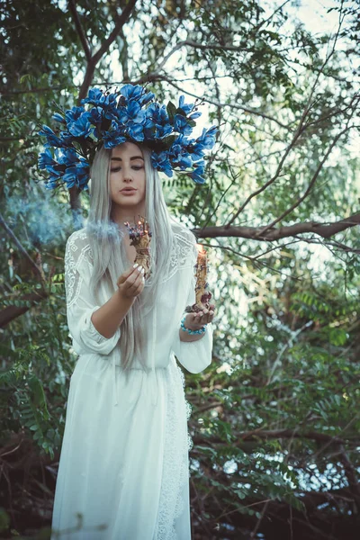 在森林里花环里的漂亮姑娘 穿着白色新娘礼服的年轻漂亮女人的画像 一个年轻的异教徒斯拉夫女孩在仲夏主持了一个仪式 地球日 — 图库照片