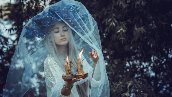 Schönes Mädchen Blumenkranz Wald Porträt Einer Jungen Schönen Frau Weißen — Stockfoto