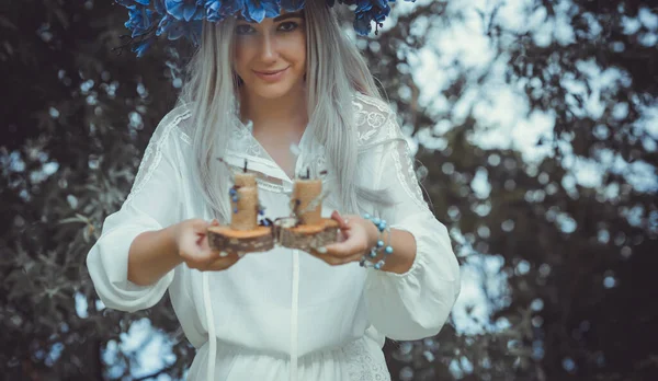 Vacker Flicka Krans Blommor Skogen Porträtt Ung Vacker Kvinna Bär — Stockfoto