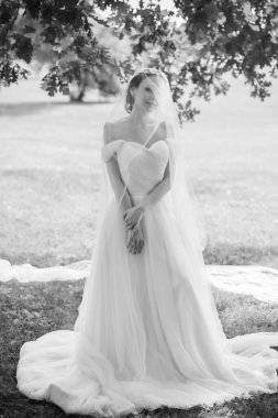 Pembe pastel gelinlik içinde zarif genç gelin, şık bir koleksiyon.