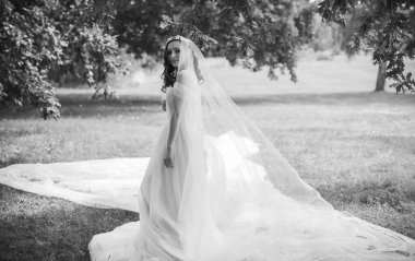 Pembe pastel gelinlik içinde zarif genç gelin, şık bir koleksiyon.