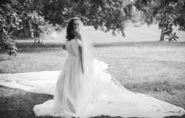 Pembe pastel gelinlik içinde zarif genç gelin, şık bir koleksiyon.