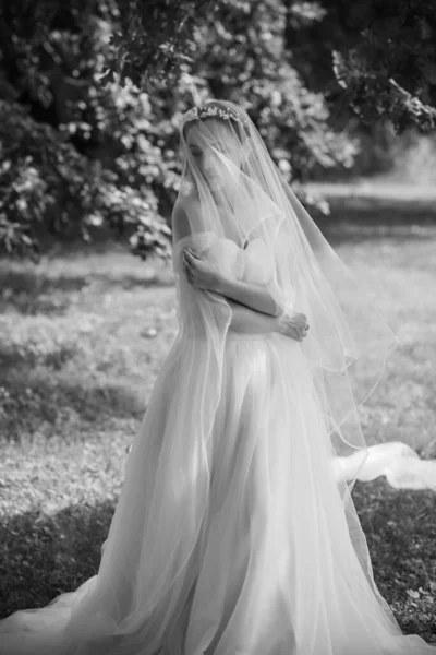 Нежная Элегантная Молодая Невеста Розовом Пастельном Свадебном Платье Модная Модная — стоковое фото