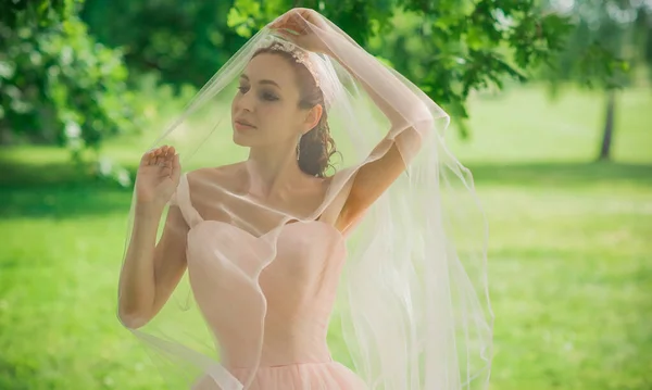 Zarte Elegante Junge Braut Rosa Pastellhochzeitskleid Modische Phantasiekollektion — Stockfoto