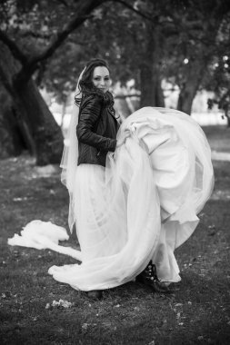 Pembe pastel gelinlik içinde zarif genç gelin, şık bir koleksiyon.