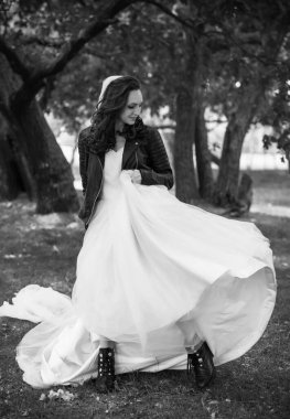 Pembe pastel gelinlik içinde zarif genç gelin, şık bir koleksiyon.