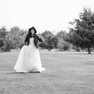 Pembe pastel gelinlik içinde zarif genç gelin, şık bir koleksiyon.