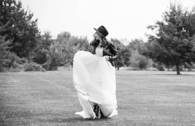 Pembe pastel gelinlik içinde zarif genç gelin, şık bir koleksiyon.