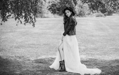 Pembe pastel gelinlik içinde zarif genç gelin, şık bir koleksiyon.