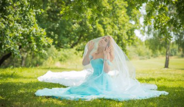 Turkuaz elbiseli zarif Avrupalı gelin, süslü gelinlik koleksiyonu, düğün elbisesi