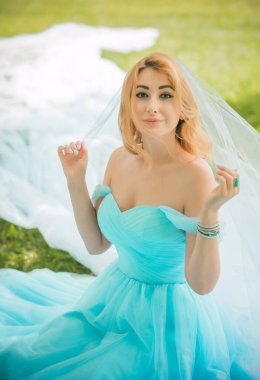 Turkuaz elbiseli zarif Avrupalı gelin, süslü gelinlik koleksiyonu, düğün elbisesi