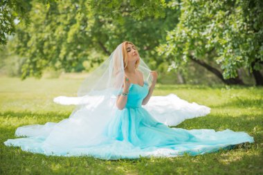 Turkuaz elbiseli zarif Avrupalı gelin, süslü gelinlik koleksiyonu, düğün elbisesi