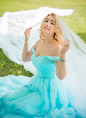 Turkuaz elbiseli zarif Avrupalı gelin, süslü gelinlik koleksiyonu, düğün elbisesi