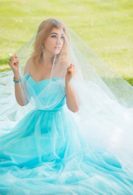 Turkuaz elbiseli zarif Avrupalı gelin, süslü gelinlik koleksiyonu, düğün elbisesi