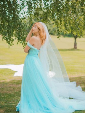 Turkuaz elbiseli zarif Avrupalı gelin, süslü gelinlik koleksiyonu, düğün elbisesi