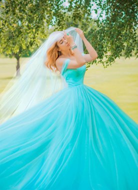 Turkuaz elbiseli zarif Avrupalı gelin, süslü gelinlik koleksiyonu, düğün elbisesi