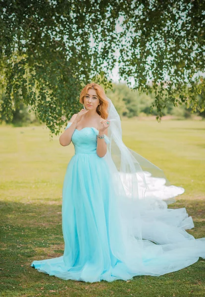 Turkuaz elbiseli zarif Avrupalı gelin, süslü gelinlik koleksiyonu, düğün elbisesi