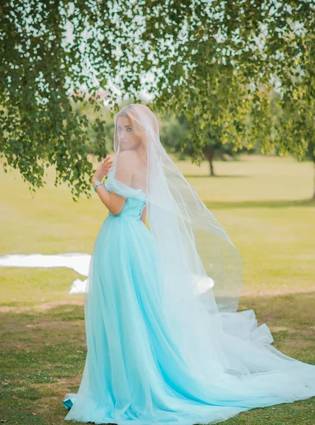 Turkuaz Elbiseli Zarif Avrupalı Gelin Süslü Gelinlik Koleksiyonu Düğün Elbisesi — Stok fotoğraf