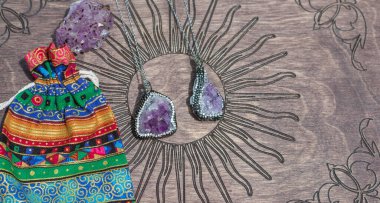 Şık bir kolye, şık aksesuarlar. Gemstone, taş yığını.