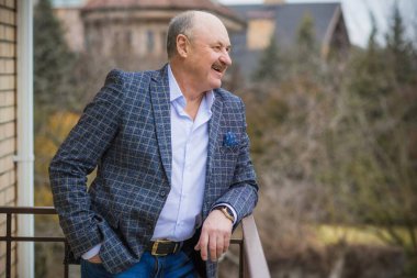  Son sınıf öğrencisi, modaya uygun ve şık bir kıyafet, yaşam tarzı ve trend konsepti.