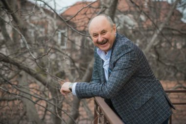  Son sınıf öğrencisi, modaya uygun ve şık bir kıyafet, yaşam tarzı ve trend konsepti.