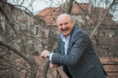  Son sınıf öğrencisi, modaya uygun ve şık bir kıyafet, yaşam tarzı ve trend konsepti.