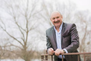  Son sınıf öğrencisi, modaya uygun ve şık bir kıyafet, yaşam tarzı ve trend konsepti.