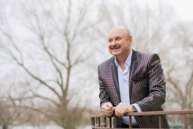  Son sınıf öğrencisi, modaya uygun ve şık bir kıyafet, yaşam tarzı ve trend konsepti.