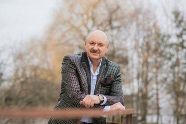  Son sınıf öğrencisi, modaya uygun ve şık bir kıyafet, yaşam tarzı ve trend konsepti.