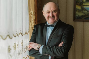 Yaşlı, mutlu, zarif, takım elbiseli yaşlı adam. Olgun insanların yaşam tarzı