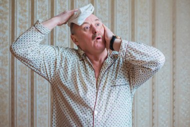 Komik ve çılgın kıdemli. Olgun yaşlı adam yaşam tarzı