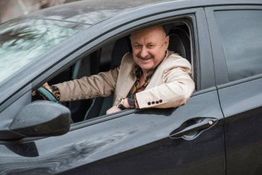 Kıdemli adamın otomobilde bir sorunu var. Araba sorunu olan olgun yaşlı bir adam, yaşam tarzı.
