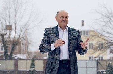  Son sınıf öğrencisi, modaya uygun ve şık bir kıyafet, yaşam tarzı ve trend konsepti.