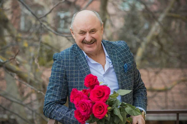 Homem Mais Velho Feliz Sênior Com Buquê Flores Espera Encontro — Fotografia de Stock