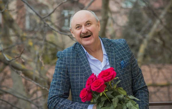 Anciano Feliz Hombre Mayor Con Ramo Flores Esperando Una Cita —  Fotos de Stock