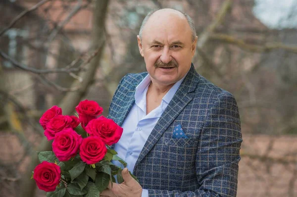 Homem Mais Velho Feliz Sênior Com Buquê Flores Espera Encontro — Fotografia de Stock